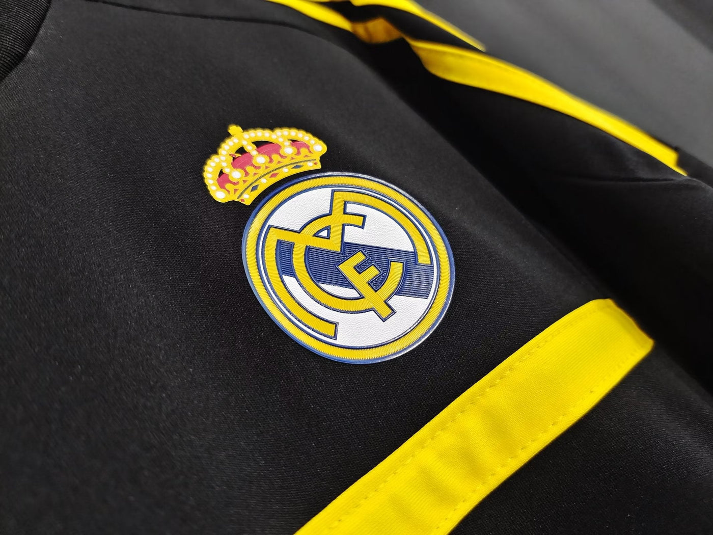 Real Madrid Retro 2011/2012 Goalkeeper Black (Fan)